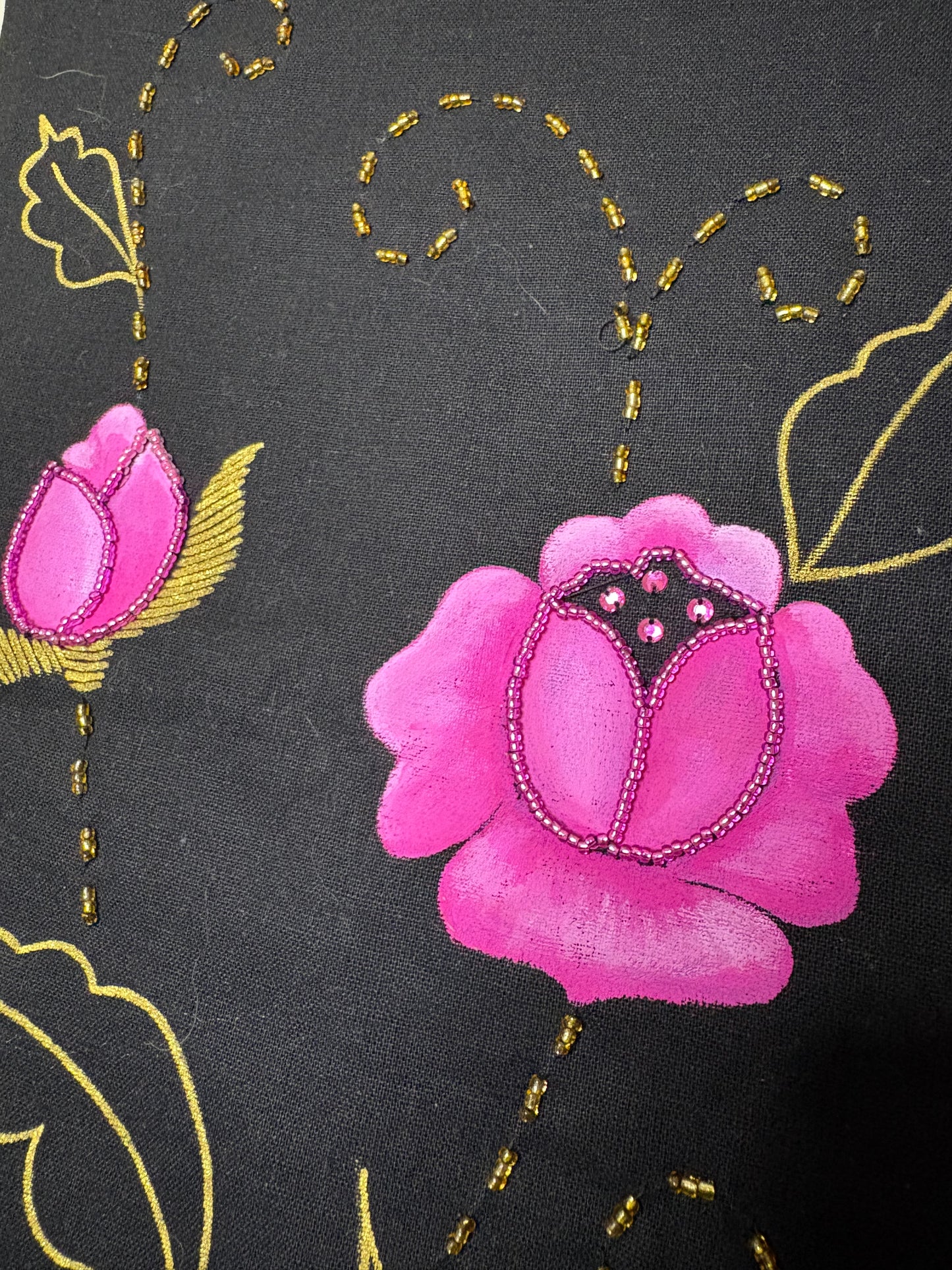 Tote bag peint et brodé à la main . Noir et rose