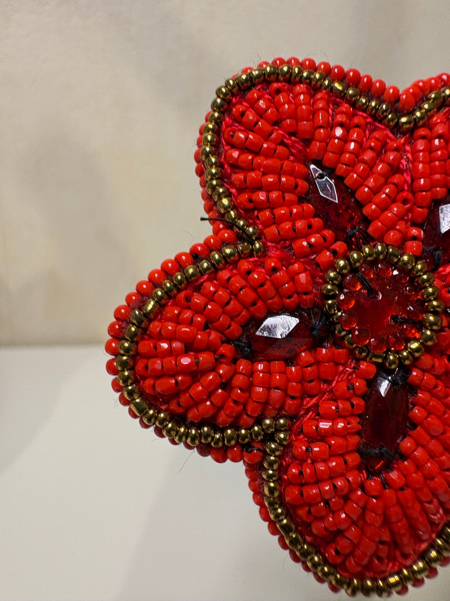 F Broche brodée et perlée à la main
