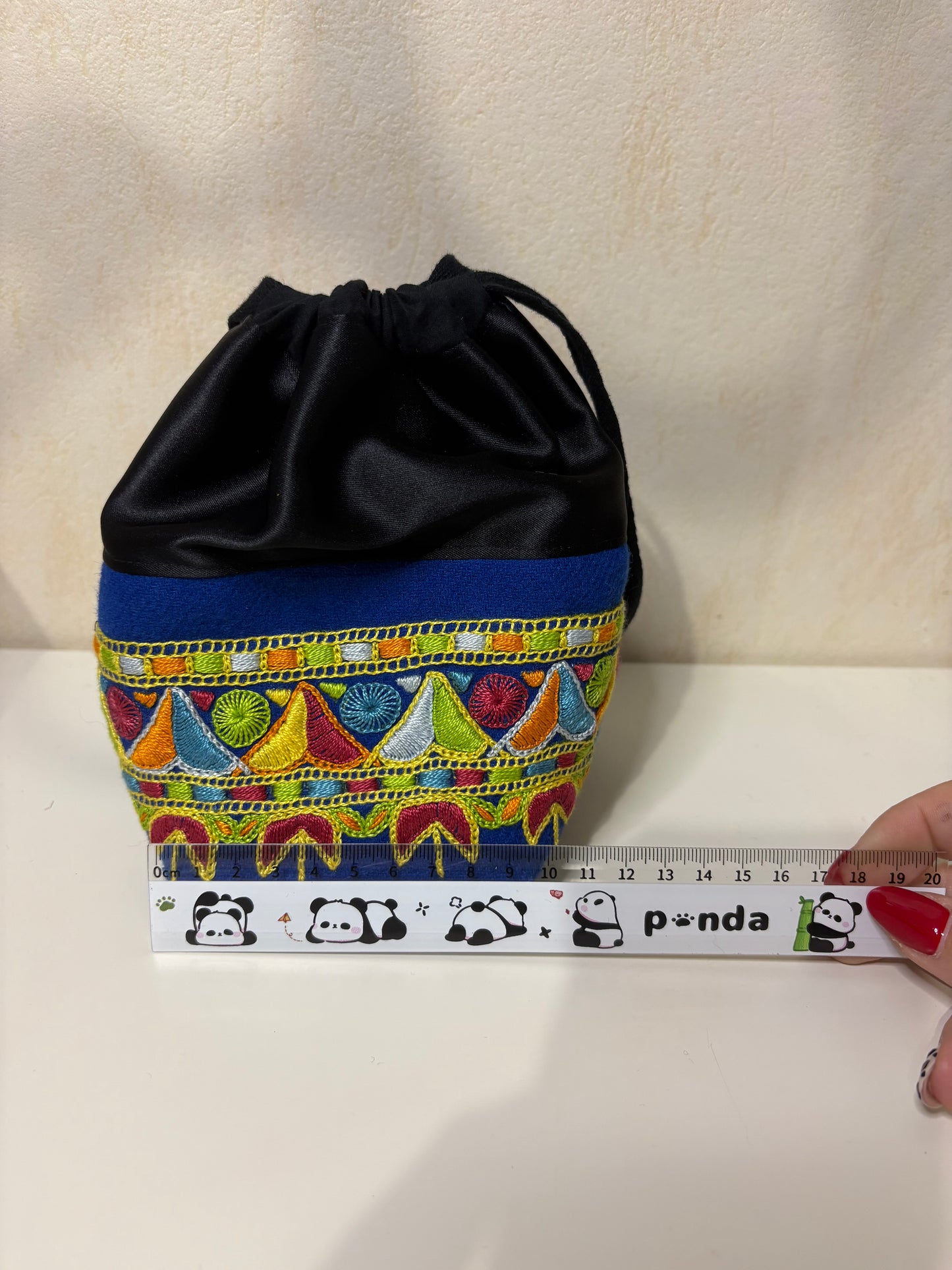 Petit sac brodé main bleu , multicolore
