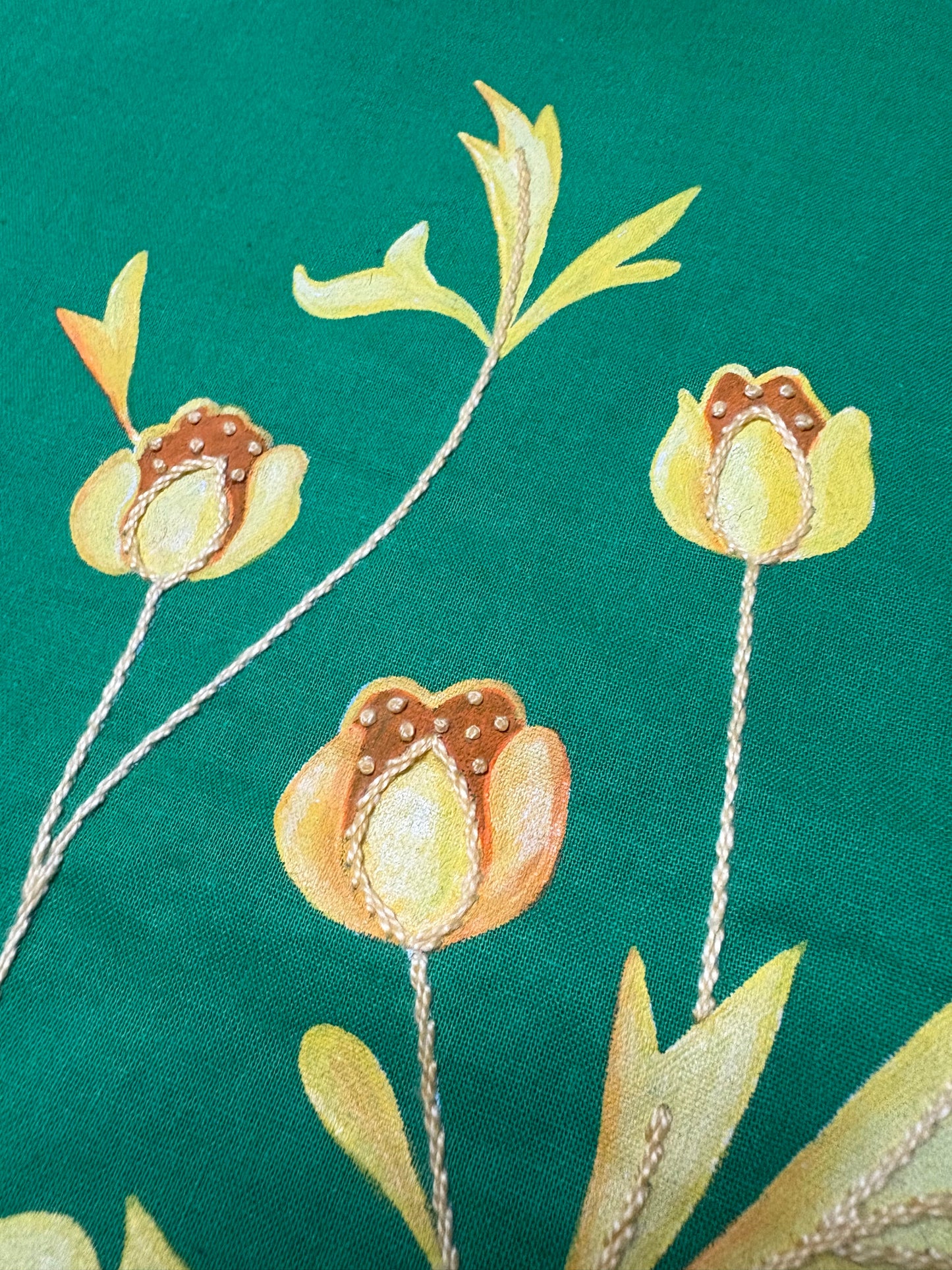 Tote bag peint et brodé à la main . Vert, jaune et marron