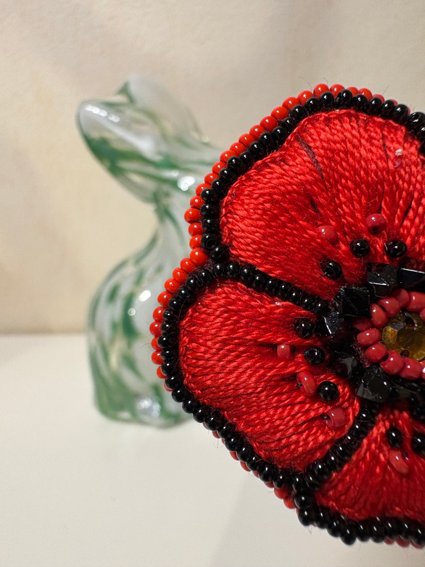 F Broche brodée et perlée à la main