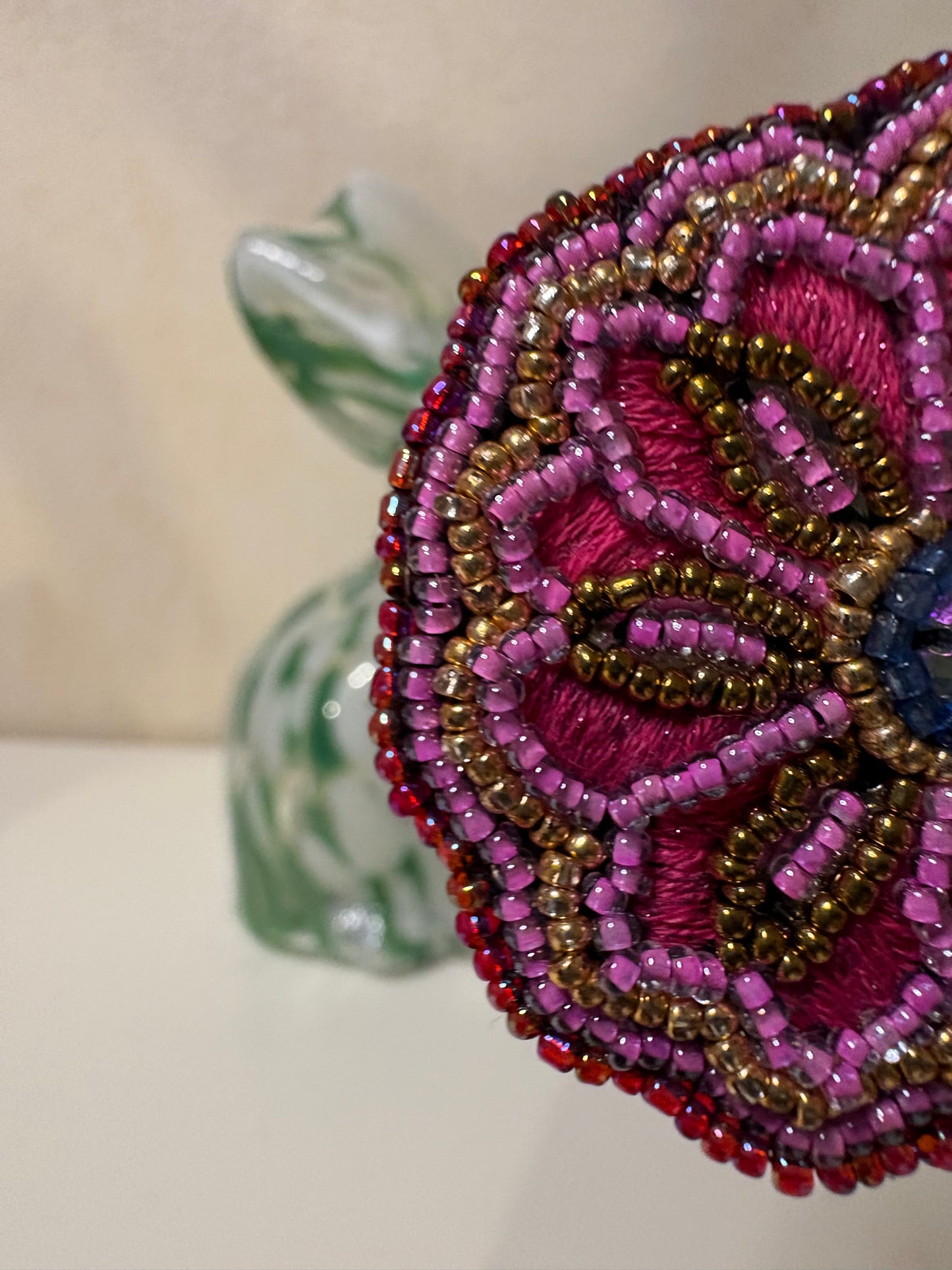 F Broche brodée et perlée à la main