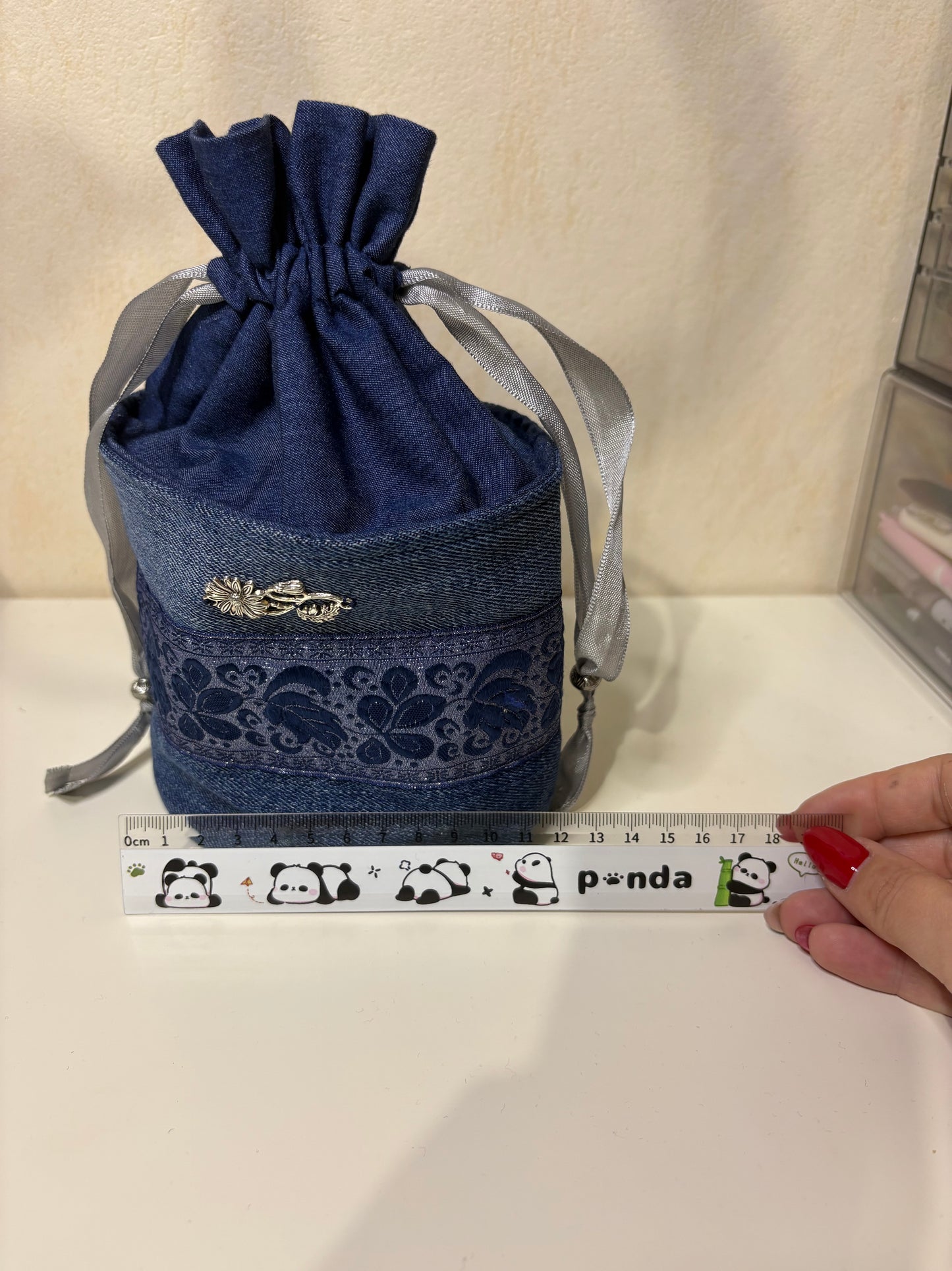 Petit sac  Jean , dentelle bleue .