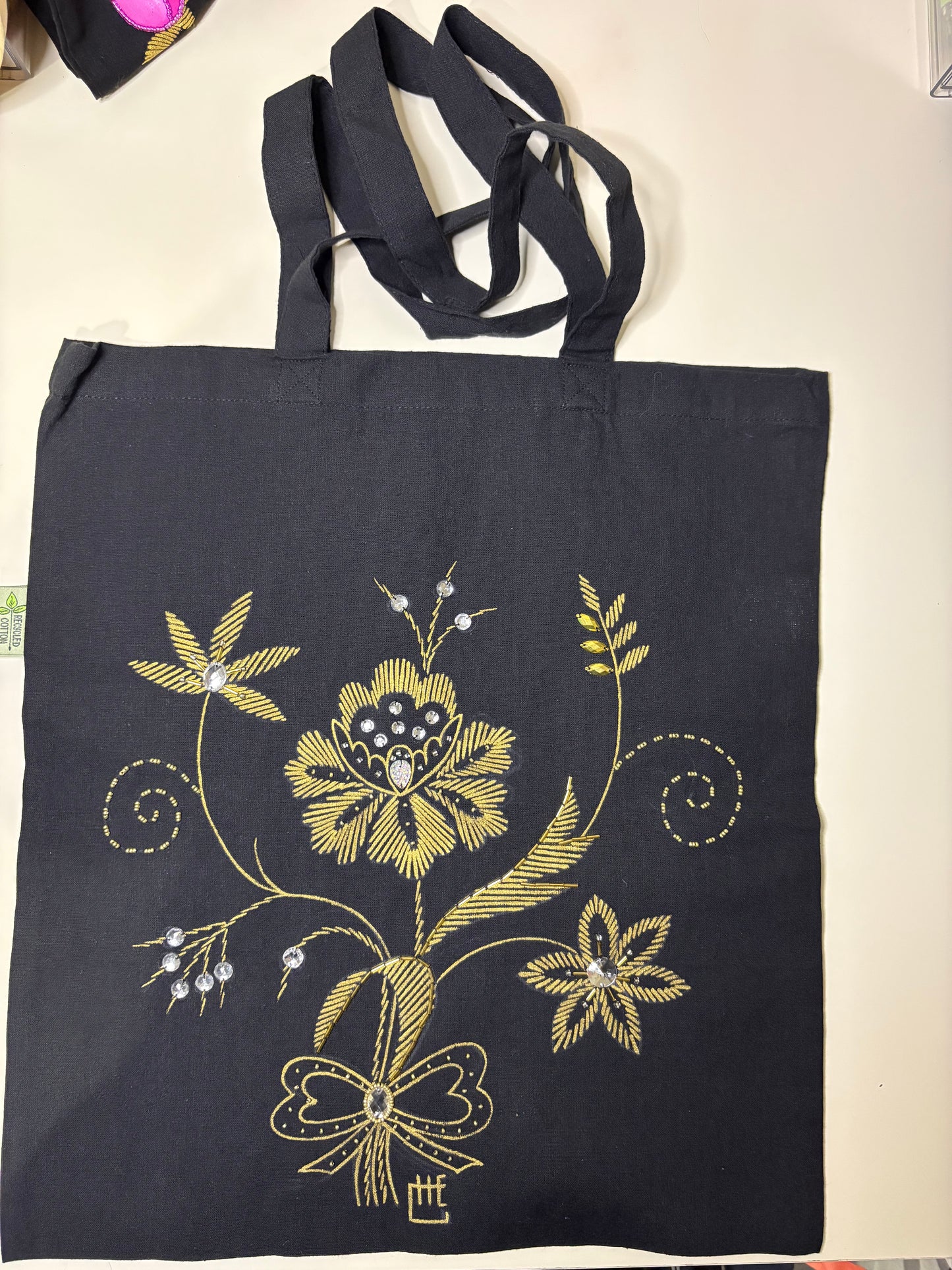 Tote bag peint et brodé à  la main , Noir /doré