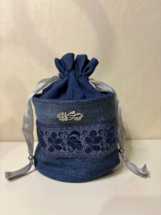 Petit sac  Jean , dentelle bleue .