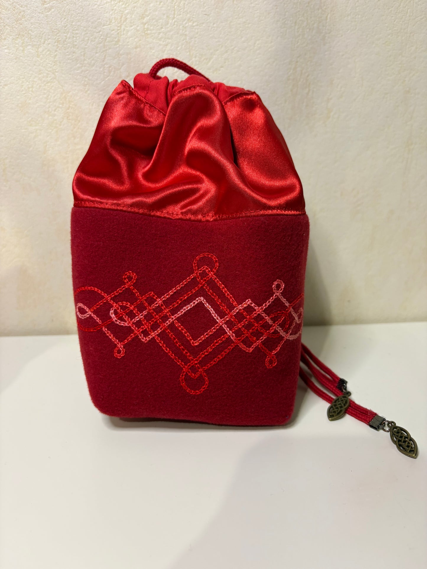 Petit sac brodé main rouge