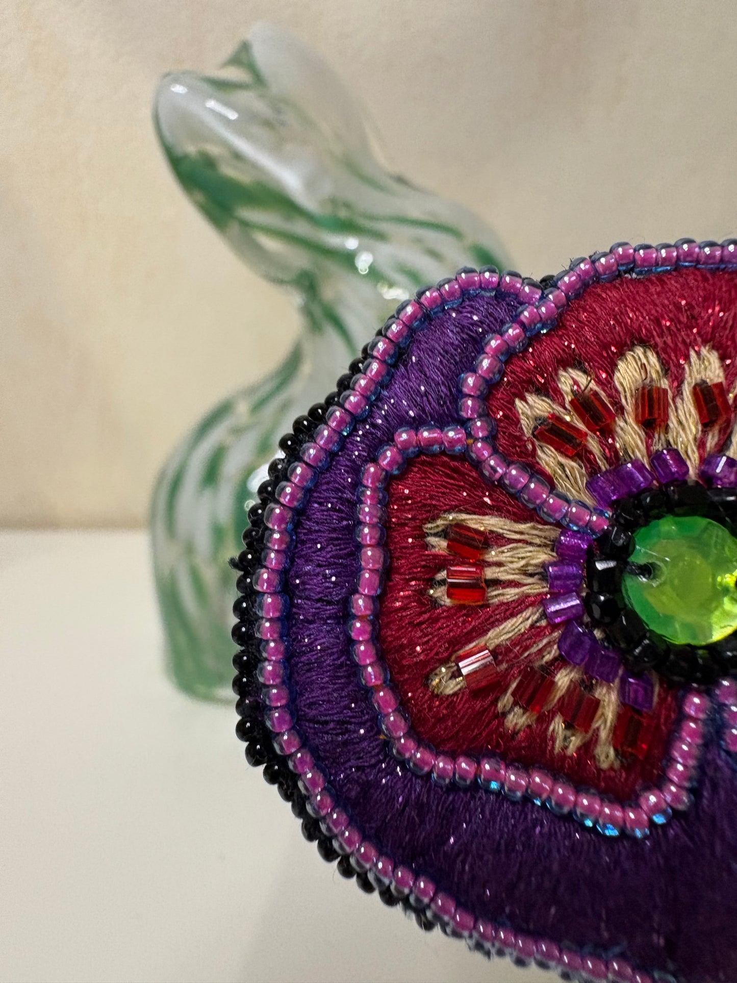F Broche brodée et perlée à la main