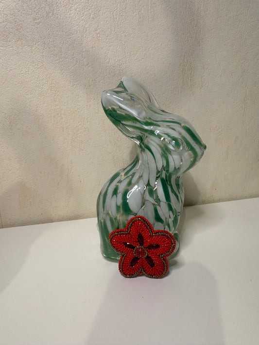 F Broche brodée et perlée à la main
