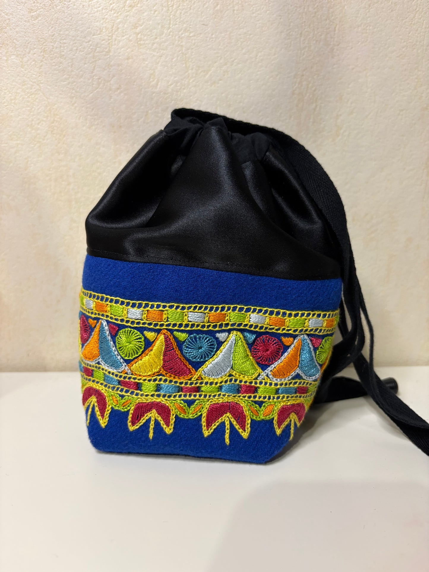 Petit sac brodé main bleu , multicolore