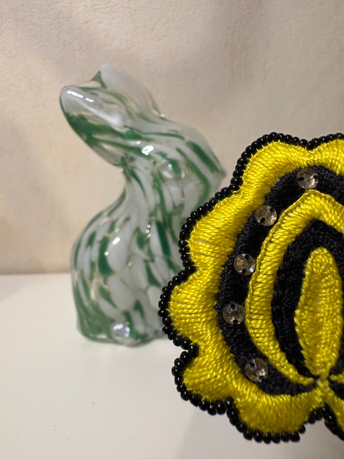 F Broche brodée et perlée à la main