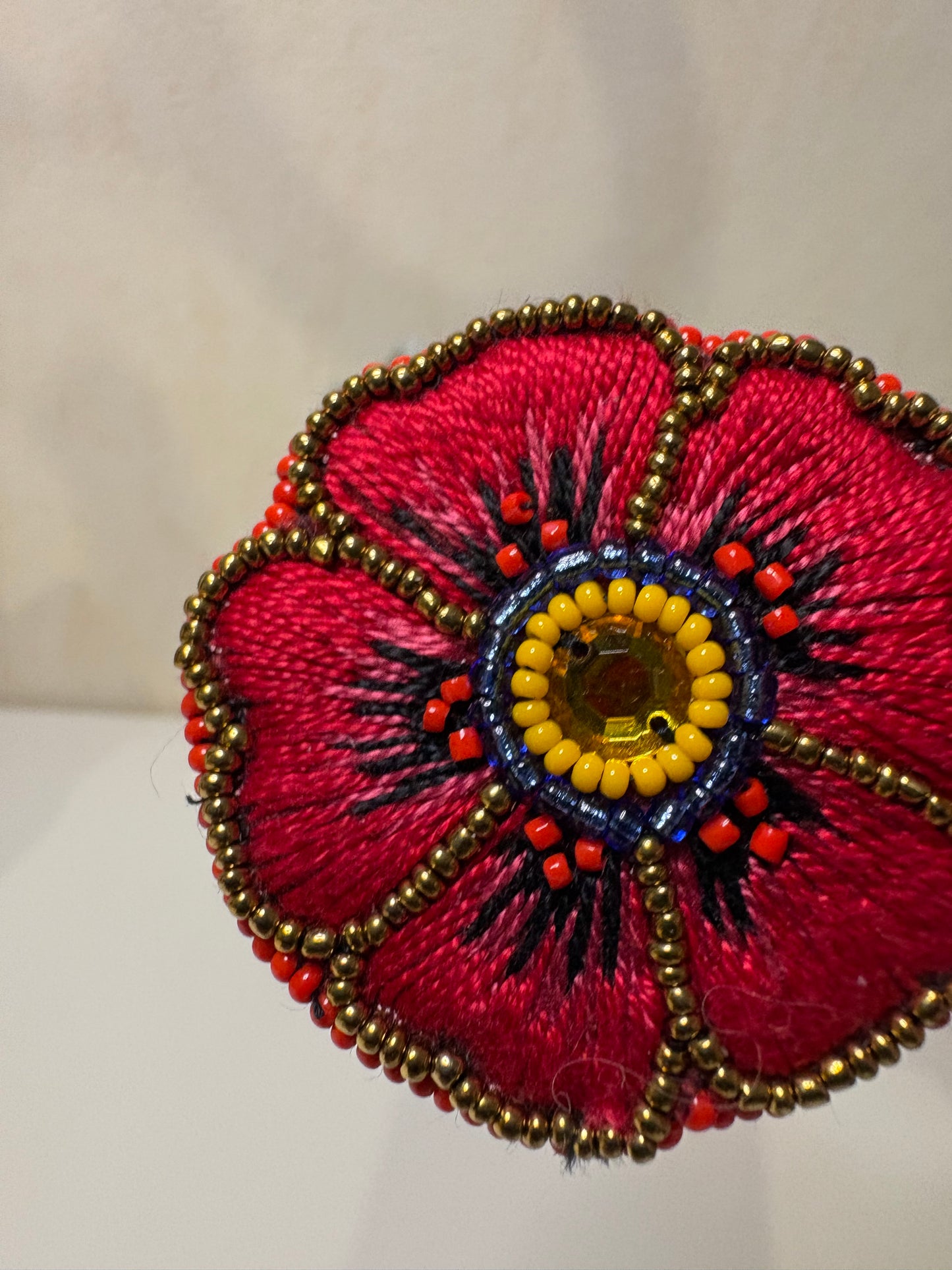 F Broche brodée et perlée à la main
