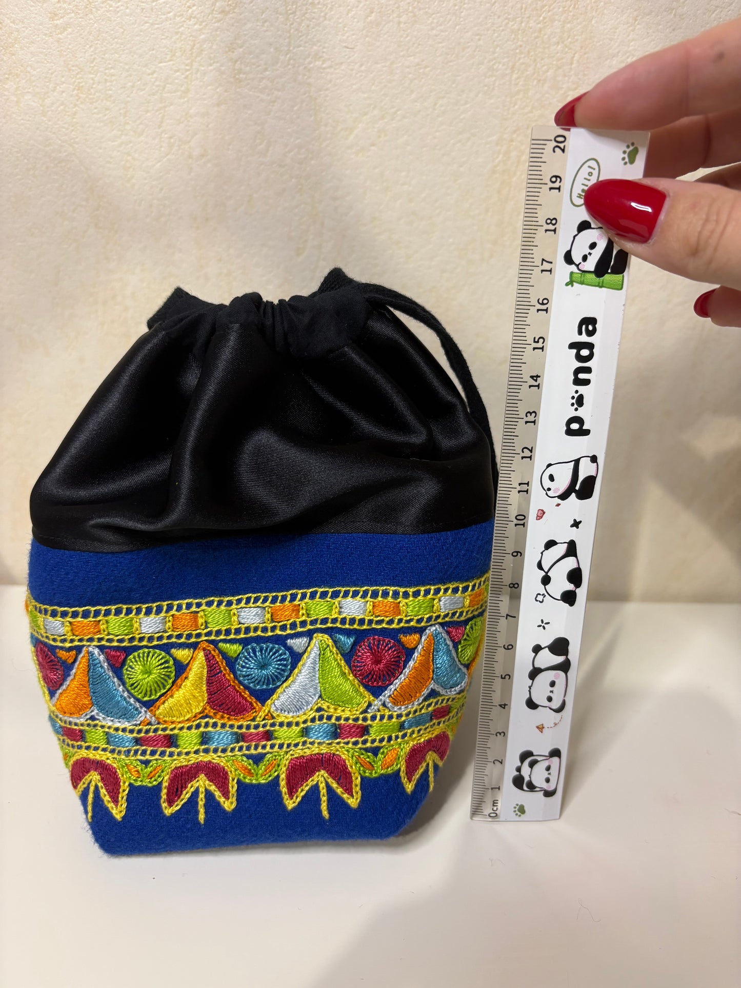 Petit sac brodé main bleu , multicolore