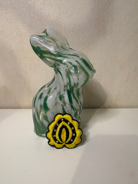 F Broche brodée et perlée à la main