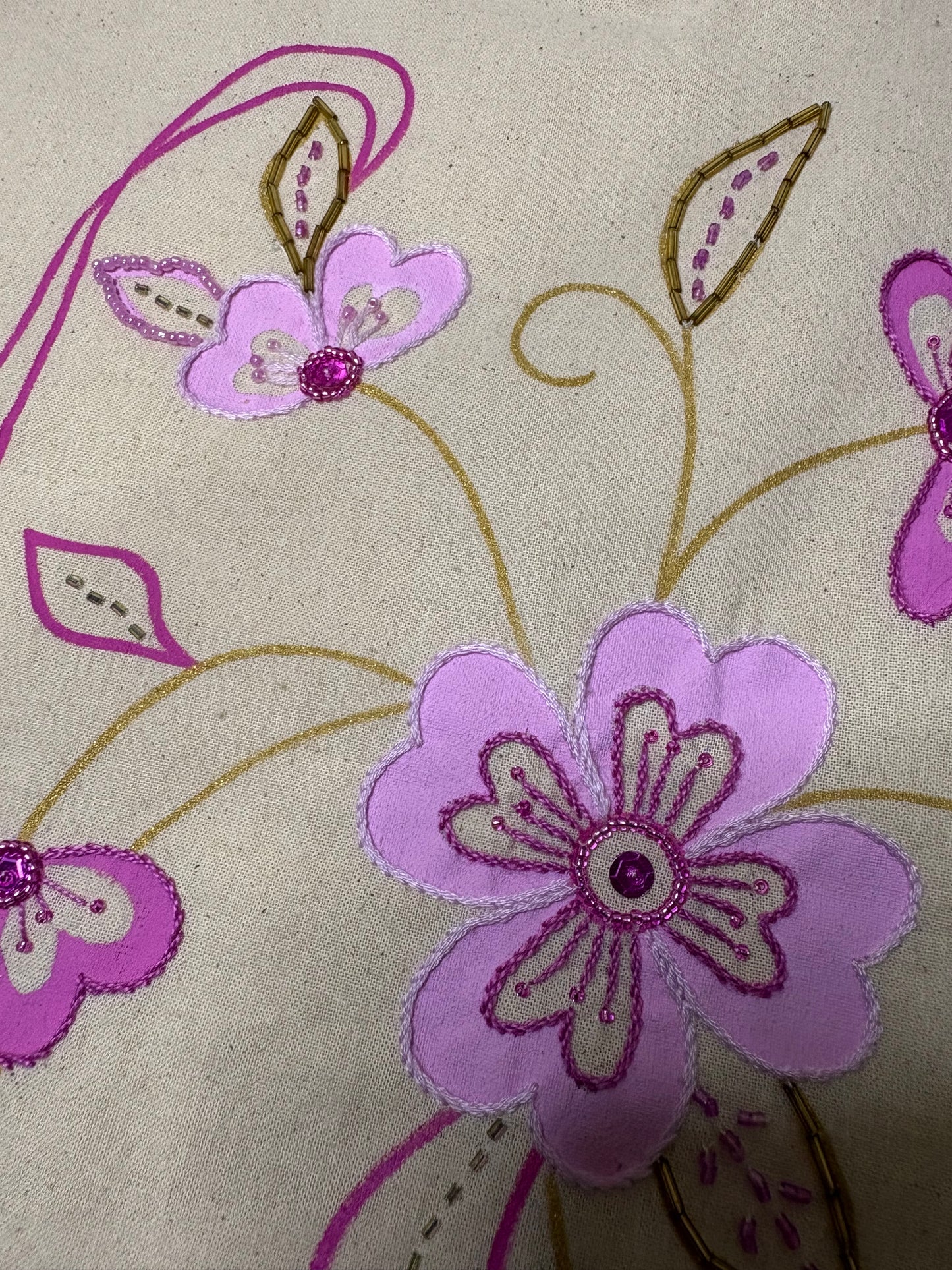 Tote bag peint et brodé à la main . Beige , rose et violet