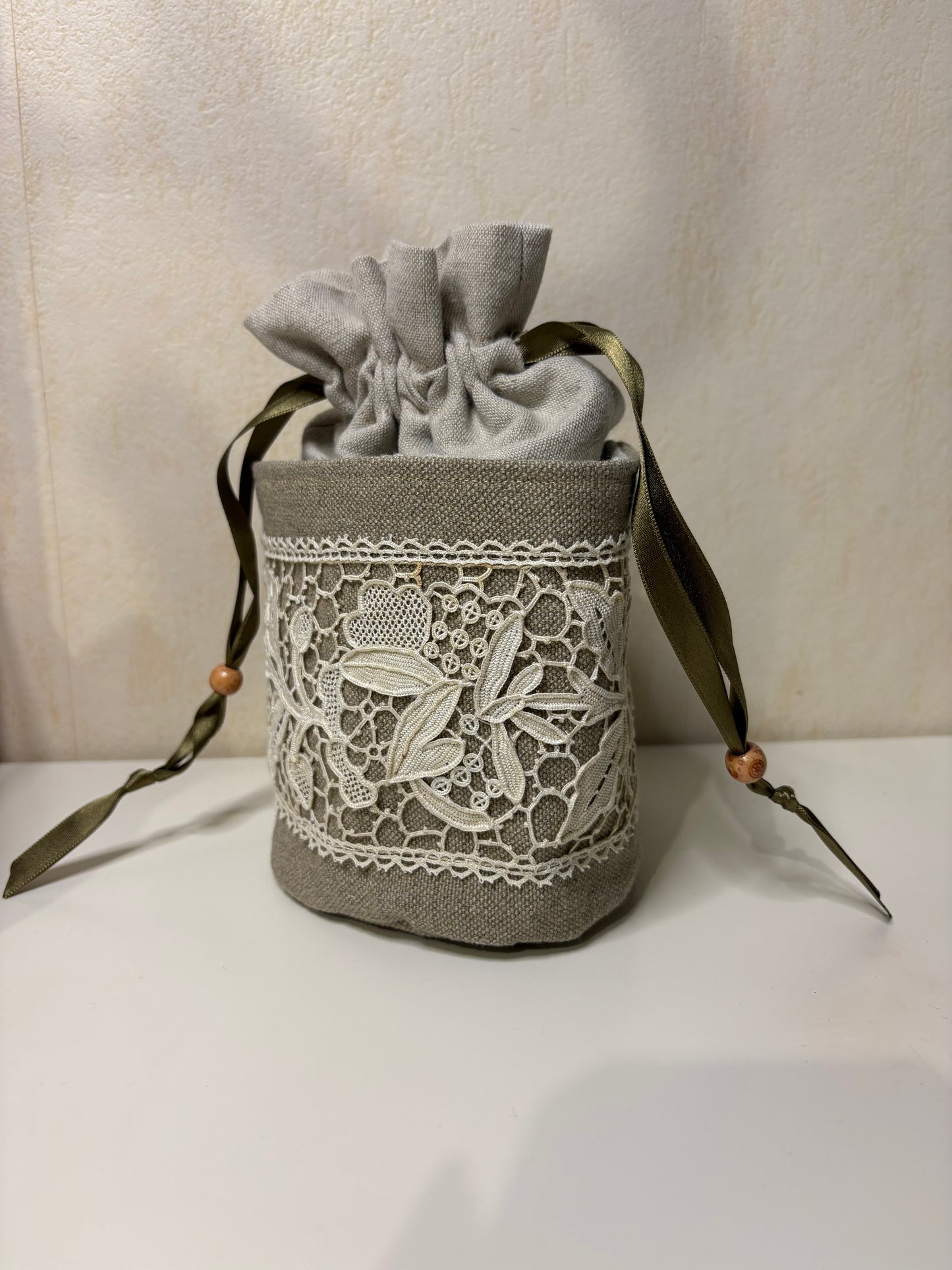 Petit sac  Taupe, dentelle blanche
