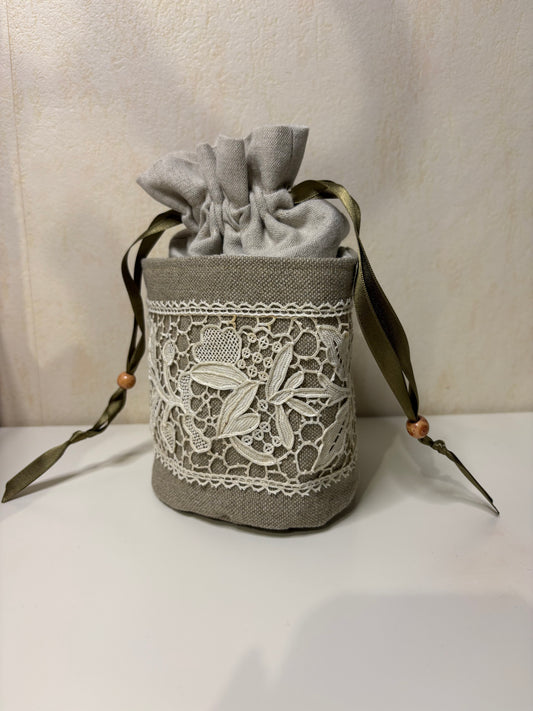 Petit sac  Taupe, dentelle blanche
