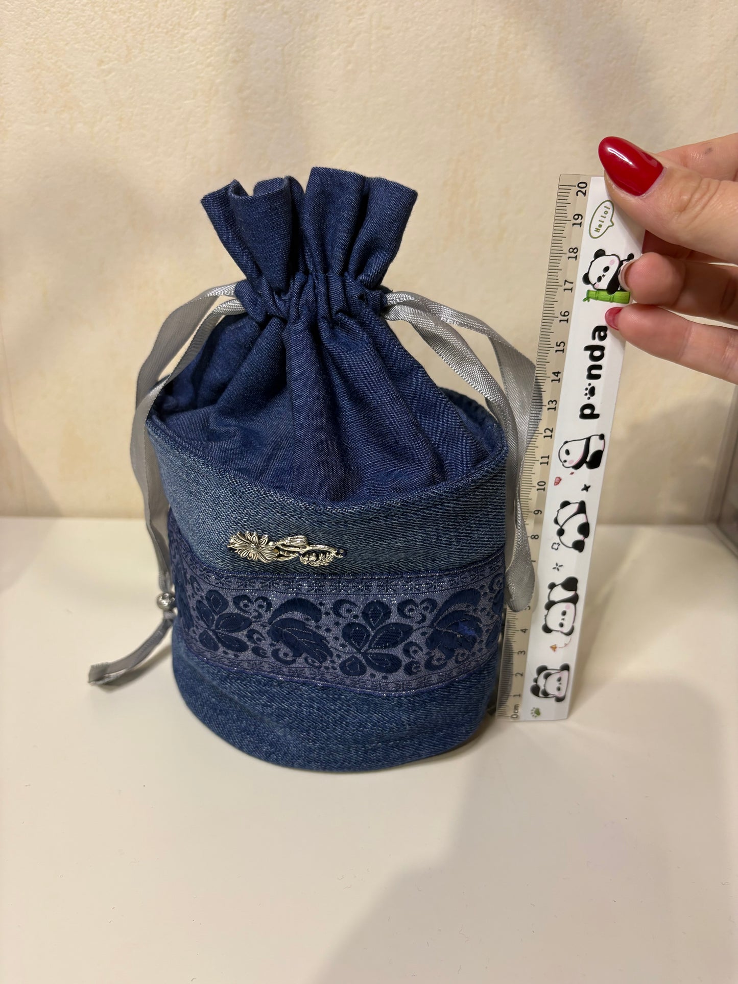 Petit sac  Jean , dentelle bleue .