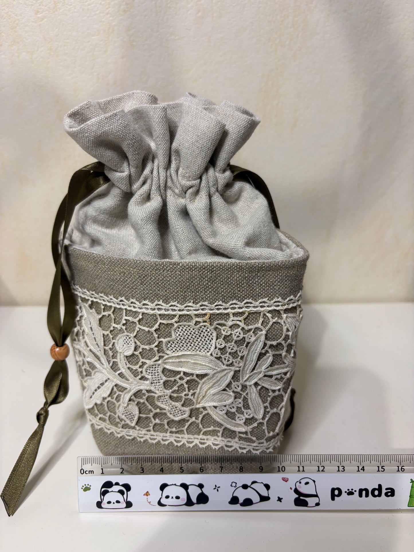 Petit sac  Taupe, dentelle blanche