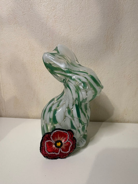 F Broche brodée et perlée à la main