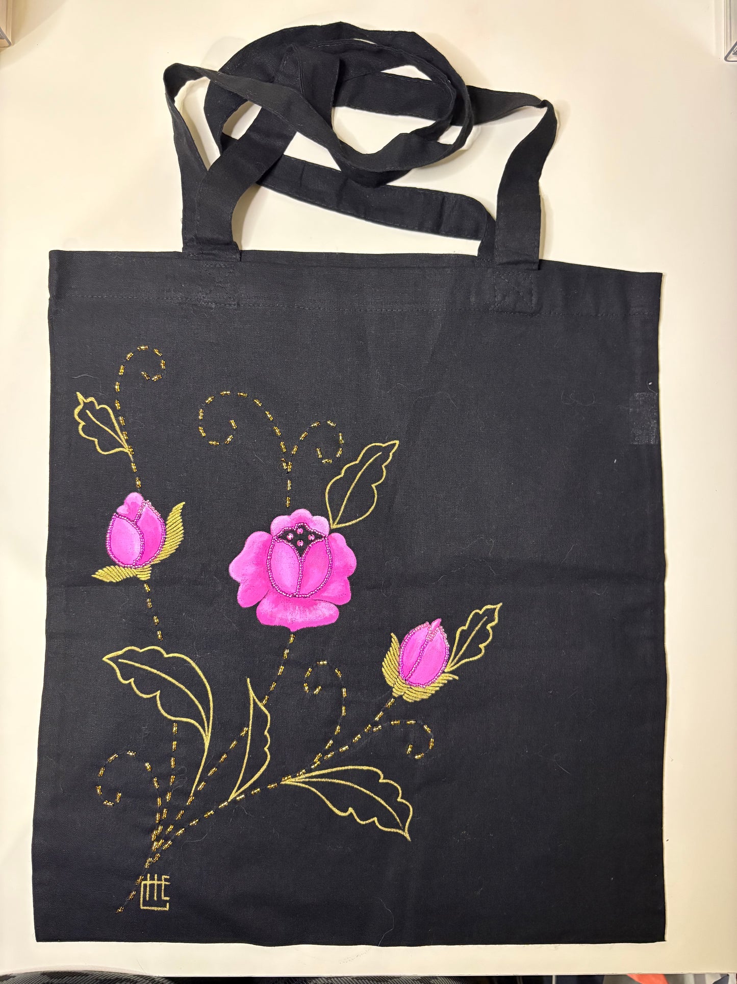 Tote bag peint et brodé à la main . Noir et rose