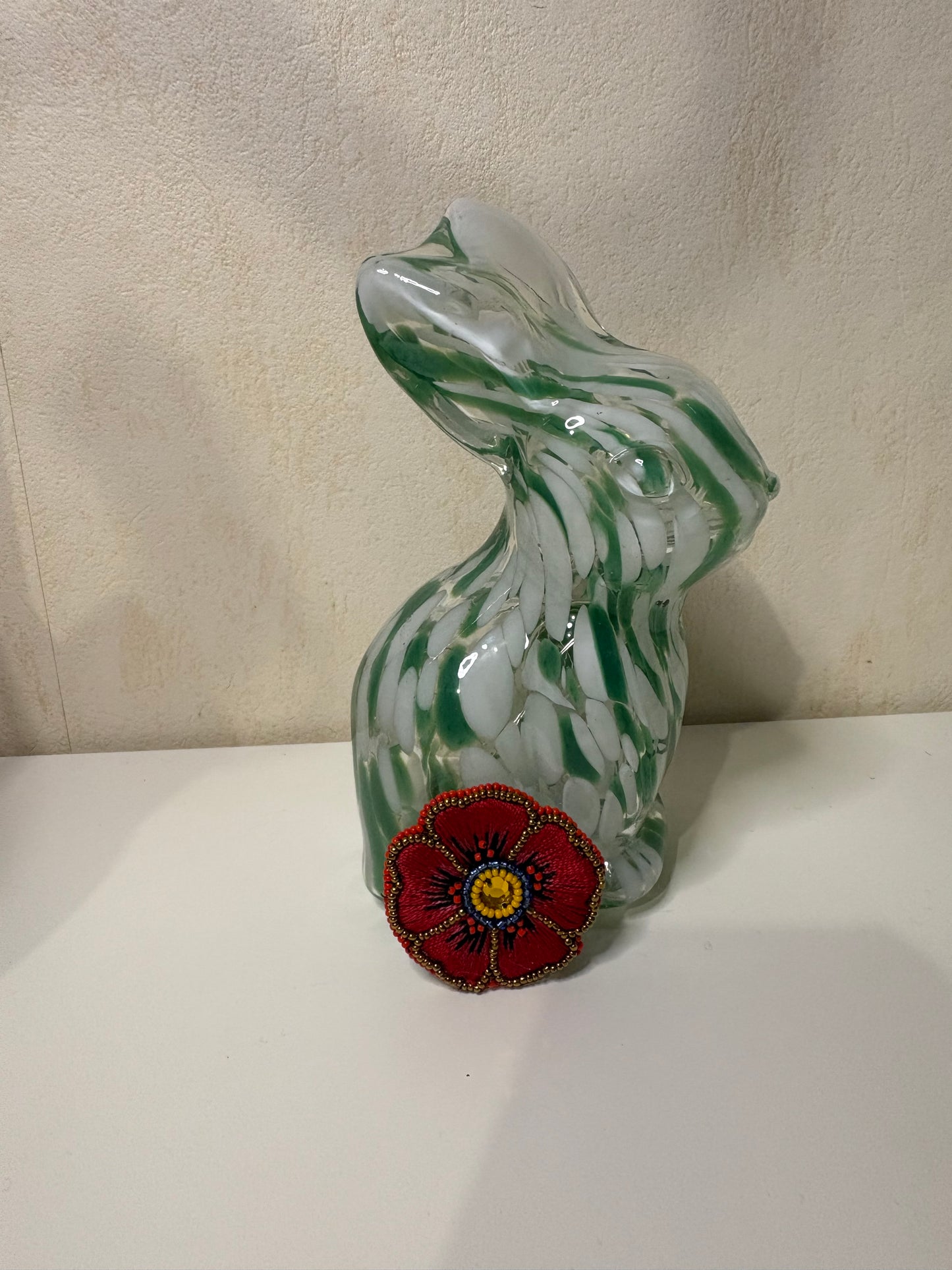 F Broche brodée et perlée à la main